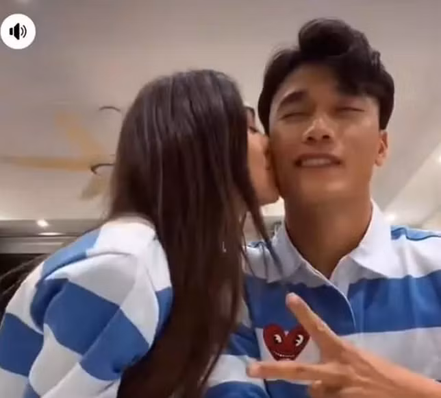 Trong clip, cặp đôi diện áo đôi, cùng tham gia một thử thách. Bạn gái Bùi Tiến Dũng bất ngờ quay sang thưởng cho một nụ hôn lên má.