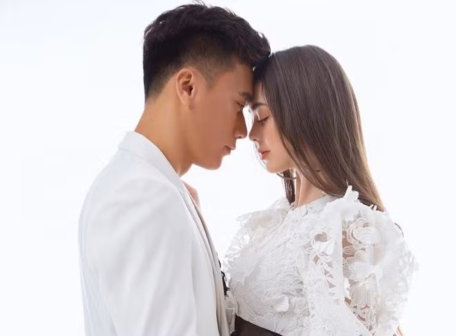 Bui Tien Dung tung clip tinh cam voi ban gai Tay, netizen ghen ty