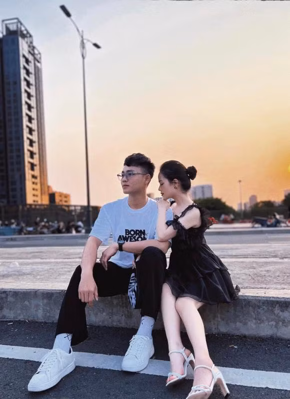 Đính kèm, "cô chủ tiệm nail" cho biết đã đồng ý lời cầu hôn của Anh Tú. "Một chặng đường mới, cảm ơn bạn rất nhiều. Say yes", Huyền My viết.