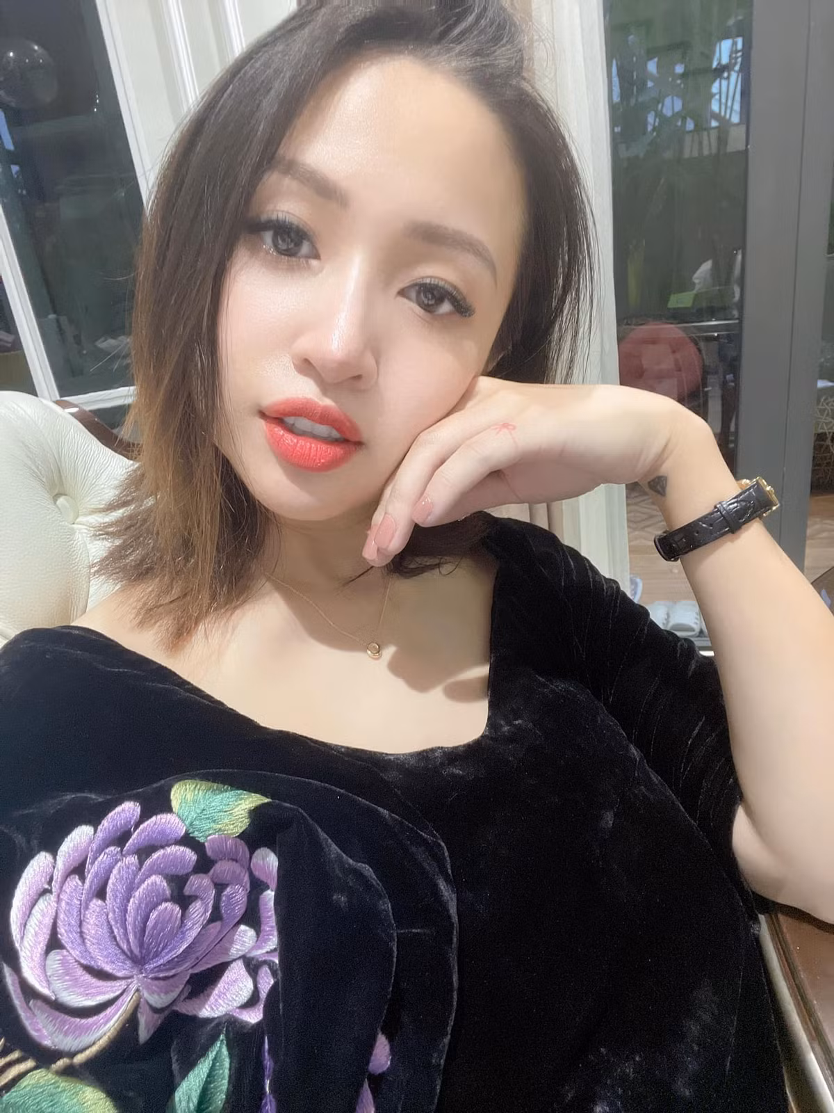 Với cách phối đồ khéo léo, Vân Hugo không bị lộ vòng 2 lớn mà mang đến hình ảnh nhẹ nhàng, nàng thơ hơn. Ảnh: FBNV