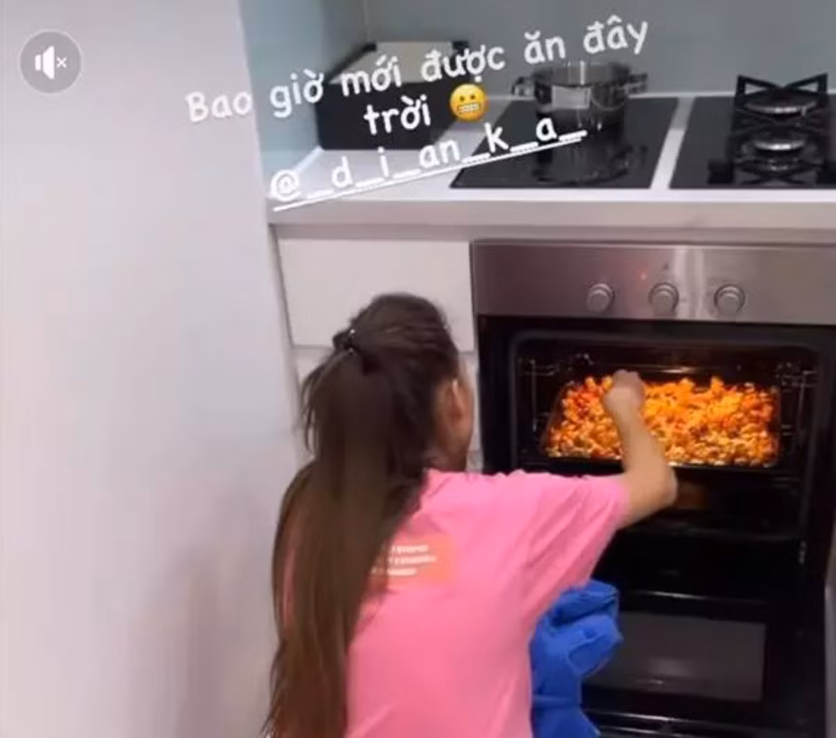 Được biết, bạn gái Bùi Tiến Dũng muốn trổ tài làm một chiếc bánh pizza, những khâu chuẩn bị và bước đầu làm cho thấy cô nàng khá chuyên nghiệp và khéo léo.
