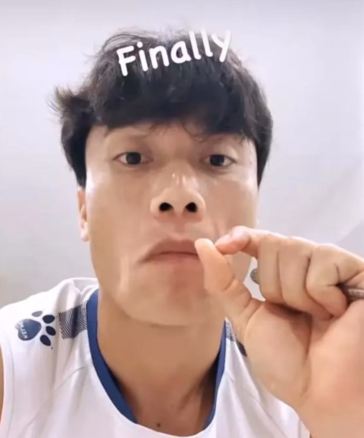 Mặc dù thành phẩm không ngon như tưởng tượng nhưng Bùi Tiến Dũng vẫn thưởng thức ngon lành đồ ăn bạn gái nấu và cho biết: "Không sao, mình ăn được hết". Thế mới thấy, Bùi Tiến Dũng yêu bạn gái thế nào.