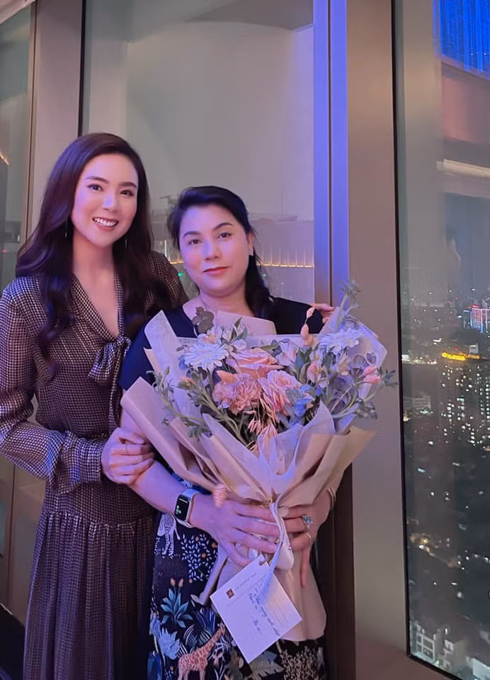 Gương mặt trẻ trung, tươi tắn ở tuổi 51 của mẹ nữ MC VTV khiến ai nấy đều trầm trồ, "ganh tỵ". Hơn hết nhiều netizen còn nhận xét rằng Mai Ngọc hoàn toàn lép vế khi đứng cạnh mẹ.