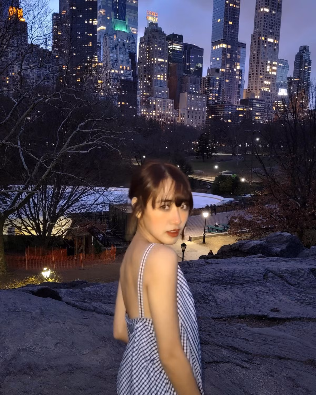 Kể từ khi chuyển đến New York sinh sống và học tập, Quỳnh Anh có cơ hội làm việc với nhiều nhãn hàng và ban tổ chức show diễn…