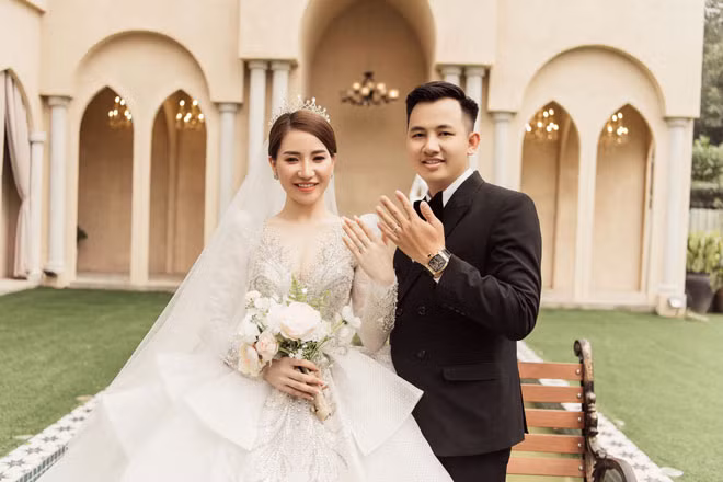Quỳnh Như tiết lộ, vợ chồng cô được người thân mừng cưới 28 cây vàng và hơn 1 tỷ đồng tiền mặt. Trong đó, nhà gái tặng 15 cây vàng, 1 tỷ đồng, nhà trai 13 vây vàng và 200 triệu đồng, chưa kể một số quà cưới giá trị khác bạn bè trao tặng.
