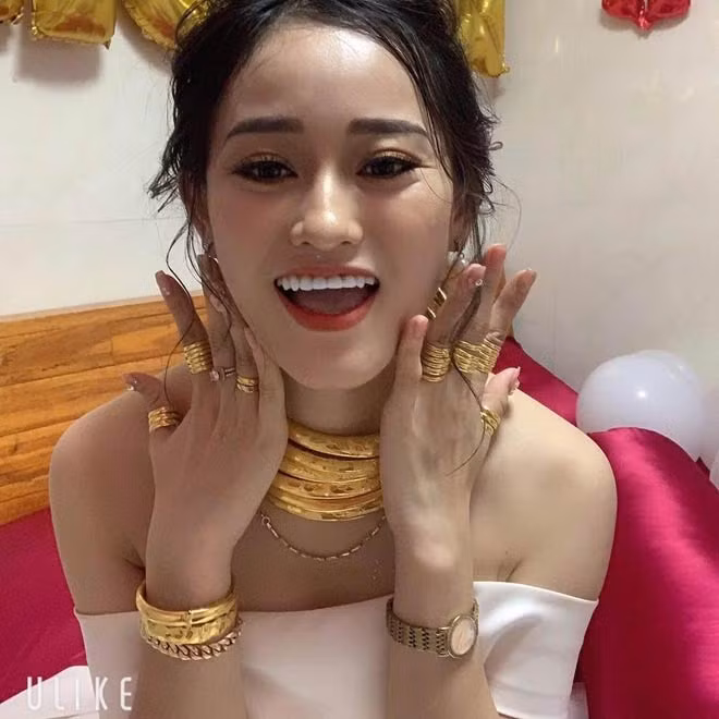 Trước đó, cô dâu ở Nghệ An sinh năm 1997 từng gây xôn xao MXH với hình ảnh quà cưới gồm 3 lắc tay vàng, 6 kiềng vàng, 20 nhẫn vàng.