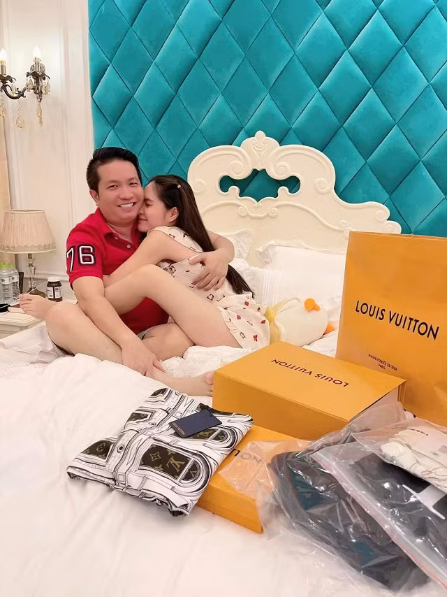 Dù chụp cận, gương mặt của nữ ca sĩ ít khuyết điểm, không có các dấu hiệu tuổi tác như lỗ chân lông, nếp nhăn hay rãnh cười.