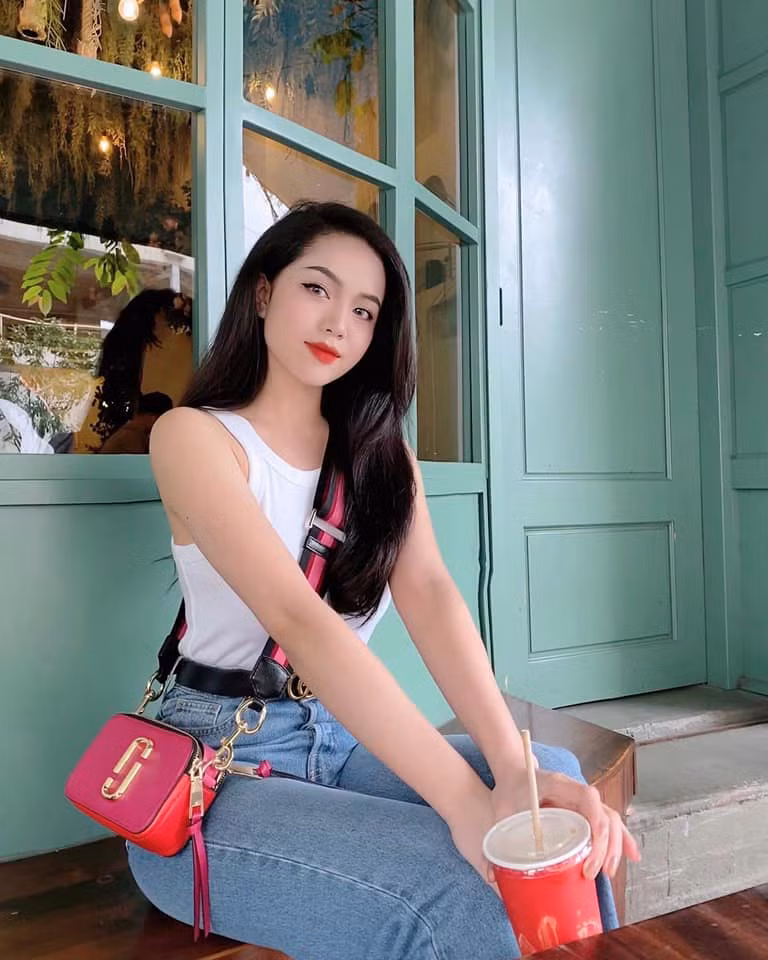Ở ngoài đời, Thiện Mỹ gây ấn tượng bởi nhan sắc xinh đẹp cùng vóc dáng quyến rũ.
