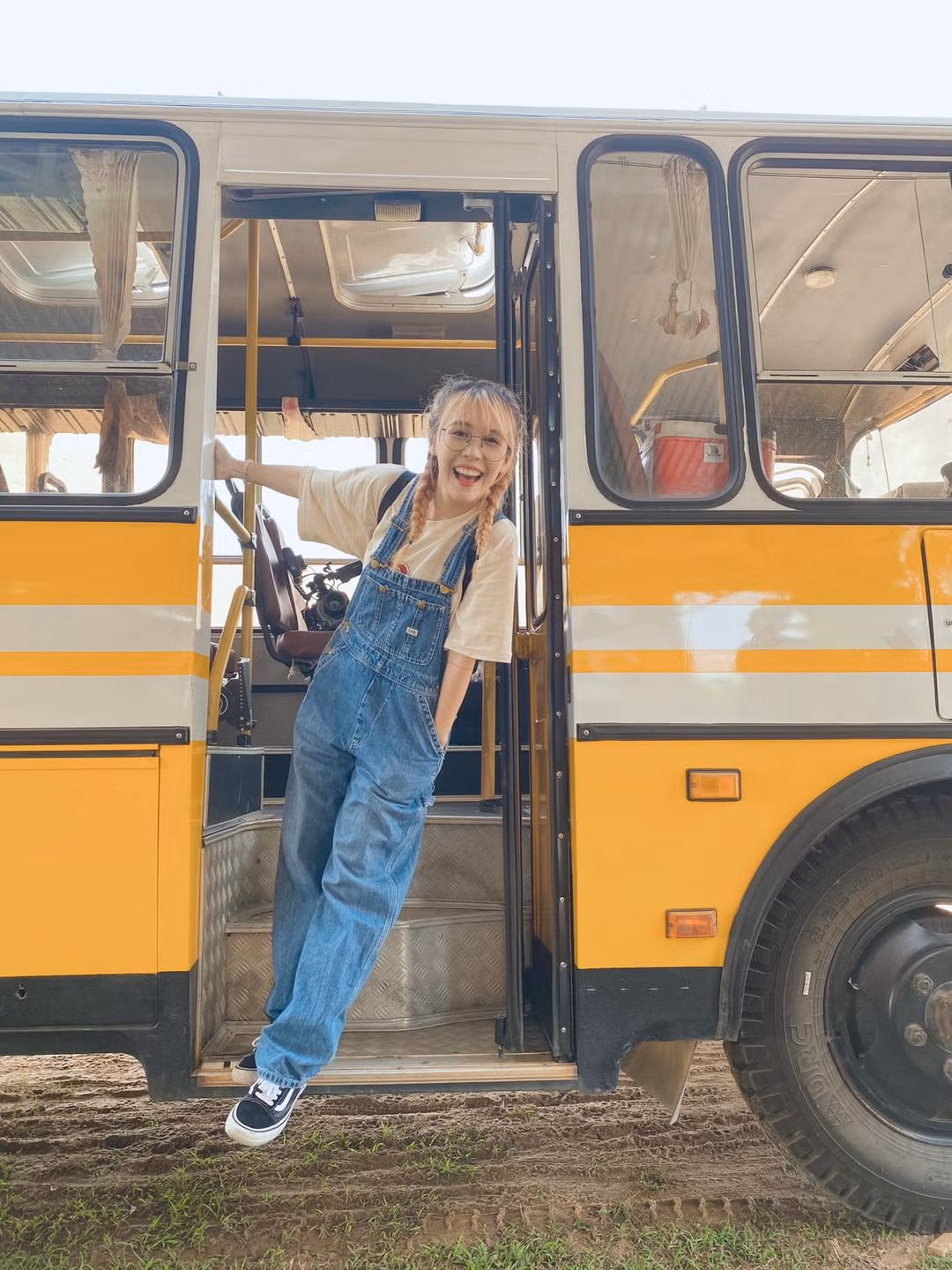 Style ăn mặc quen thuộc của Youtuber Hậu Hoàng cũng toát lên vẻ năng động, nhí nhảnh với quần ống rộng, áo thun rộng nốt và sneaker.