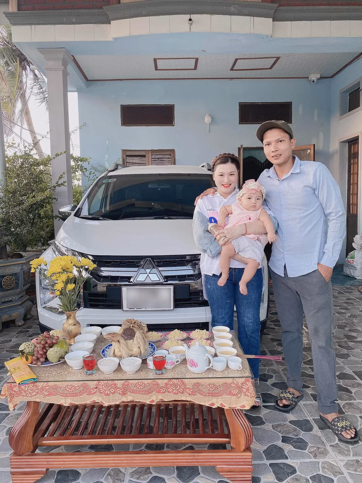 Vừa nói chị Thủy vừa không kìm được nước mắt, chị nghẹn ngào "giải thích vì không muốn mọi người nói vậy làm ba mẹ buồn".