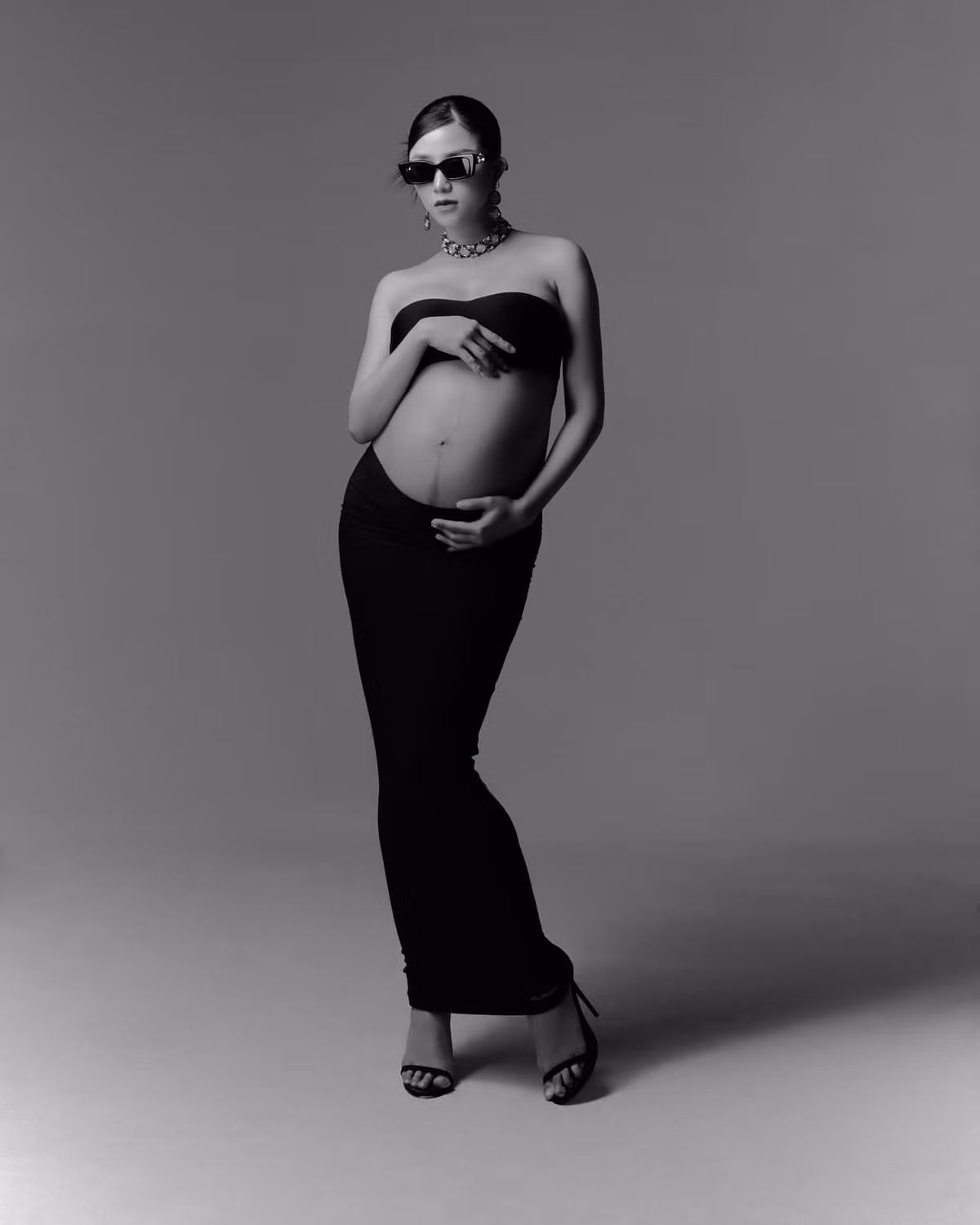 Khi sắp danh chính ngôn thuận làm dâu hào môn và gần ngày đẻ, nàng hot girl Hà Thành liên tiếp xả ảnh bầu khiến fan ngộp thở.
