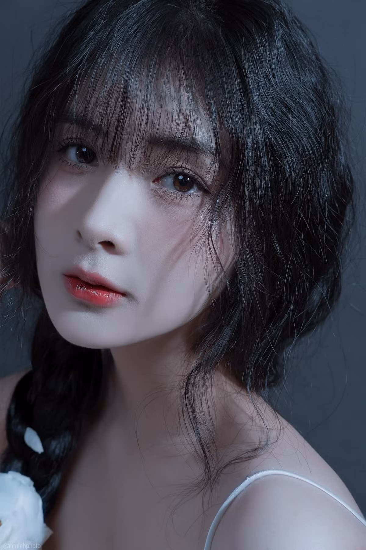 Khi mặc trang phục không có xu hướng khoe vòng 1 thì nữ streamer lại toát lên vẻ trong trẻo đúng chuẩn nàng thơ.