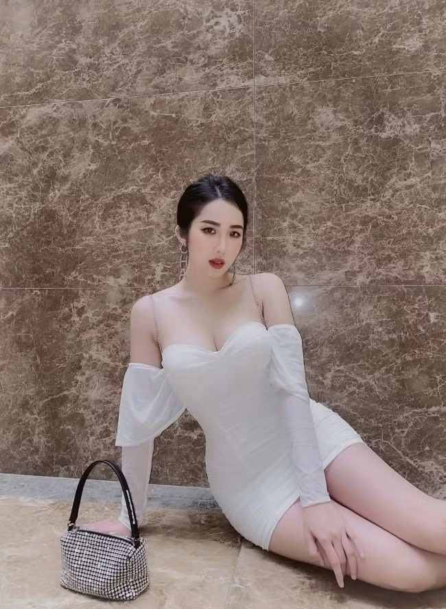 Người đẹp theo đuổi phong cách nữ tính, gợi cảm. Những chiếc váy ngắn, ôm hình thể không thể thiếu trong tủ đồ của cô.