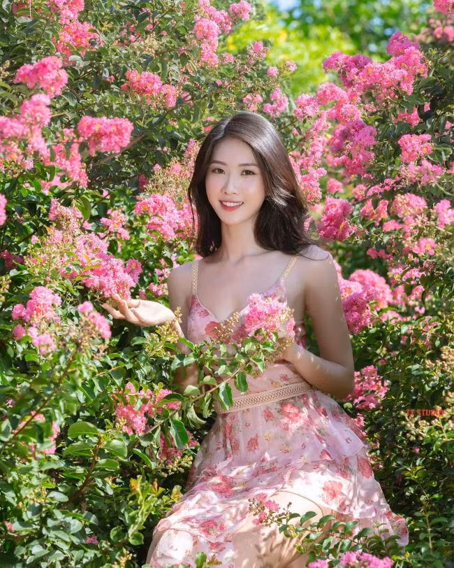 Trên trang cá nhân, Ngọc Ánh lựa chọn trang phục đơn giản và kín đáo dù sở hữu thân hình chuẩn chỉ.