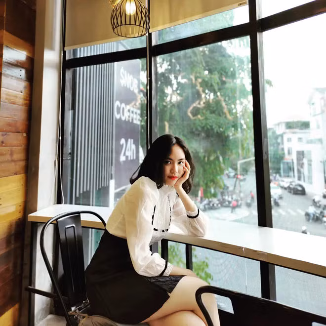 Ngay từ khi mới xuất hiện, cô gái Phú Yên đã gây ấn tượng mạnh với nhan sắc xinh đẹp, trong trẻo cùng chiều cao ấn tượng.