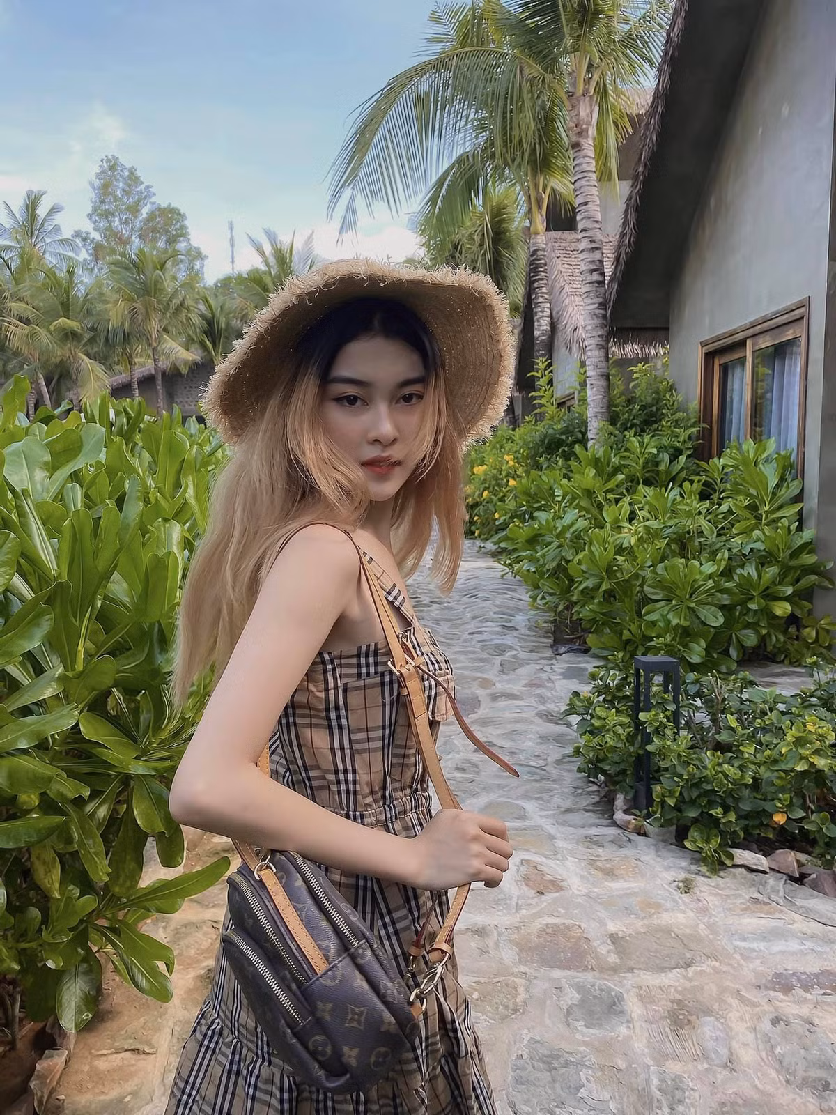 Tiểu Thảo cho hay, cô cao 1m60, nặng 43kg. Số đo 3 vòng của cô nàng là: 77-55-88 (cm).
