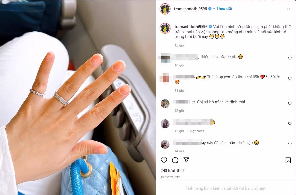 Mới đây trên Instagram cá nhân, người đẹp xứ Thanh gây chú ý khi cập nhật dòng trạng thái mới. Đăng ảnh bàn tay, Trâm Anh chia sẻ: "Với tình hình xăng tăng, lạm phát không thể tránh khỏi nên việc không sơn móng như mình là hết sức kinh tế trong thời buổi này", kèm theo đó là 3 icon hình trái tim.