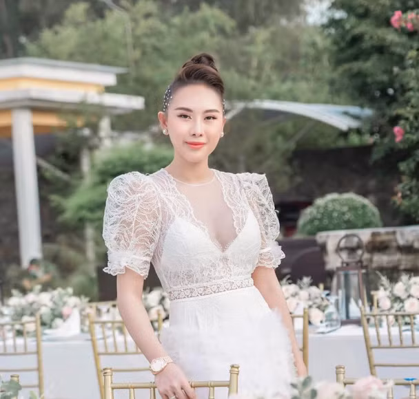 Được biết, cô gái này là Nguyễn Cao Kim Anh (sinh năm 1988), xuất thân trong một gia đình giàu có, "ngậm thìa vàng" từ nhỏ.