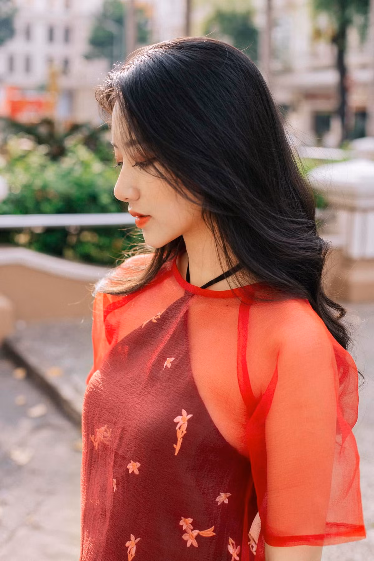 Mai cũng gặp khá nhiều ý kiến với sự thay đổi này bởi mọi người vẫn muốn cố giữ phong cách dịu dàng, nữ tính như trước đây.