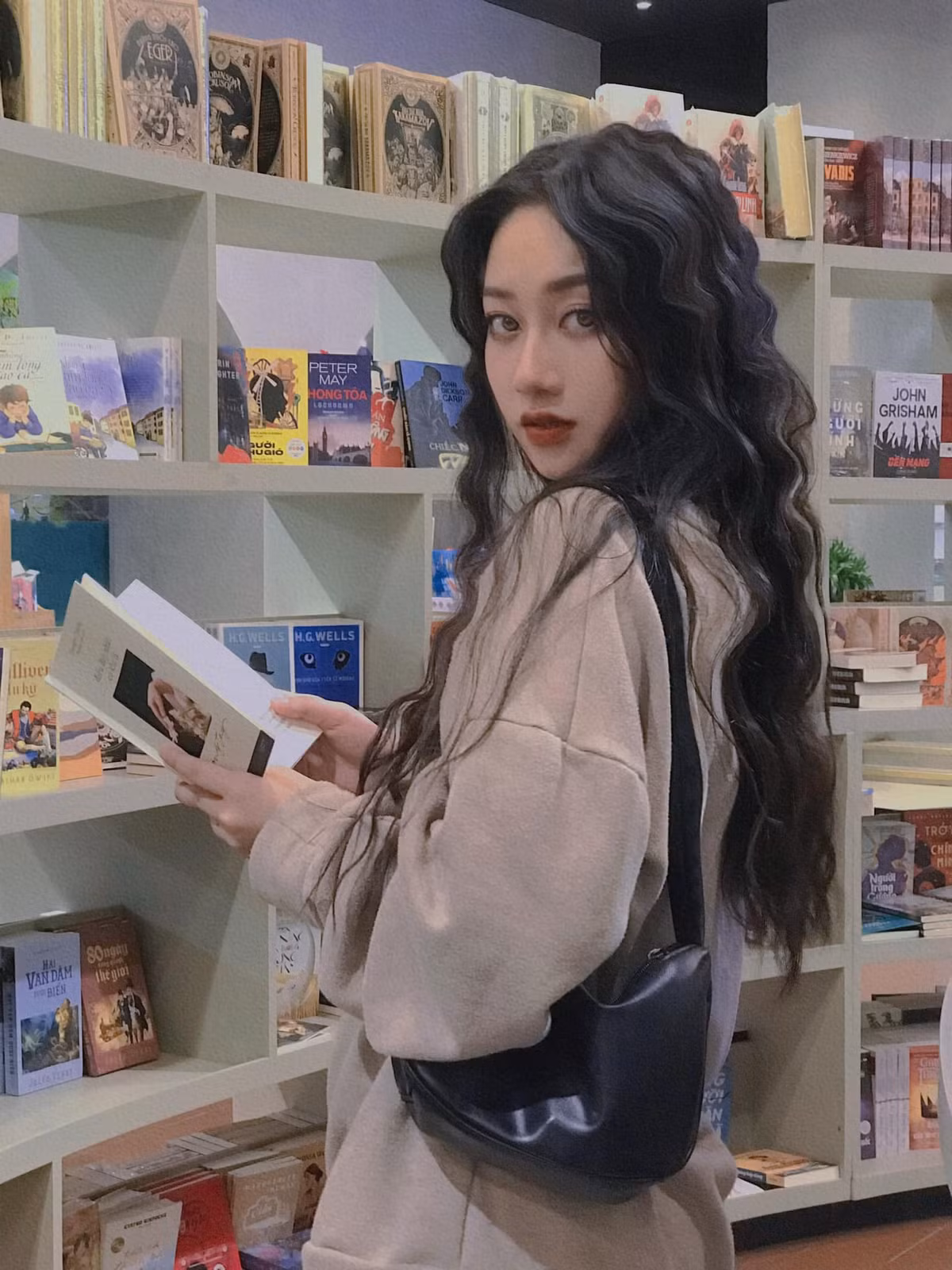 Gái xinh Đà Lạt sở hữu gương mặt khả ái với ngũ quan hài hòa. Góc nghiêng ấn tượng với sống mũi thẳng và đôi mắt to tròn là lợi thế của cô gái này.