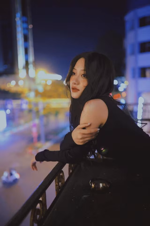Cô được cư dân mạng ưu ái gọi là "nàng thơ" bởi nét khả ái, cuốn hút trong những bộ ảnh theo concept nhẹ nhàng.