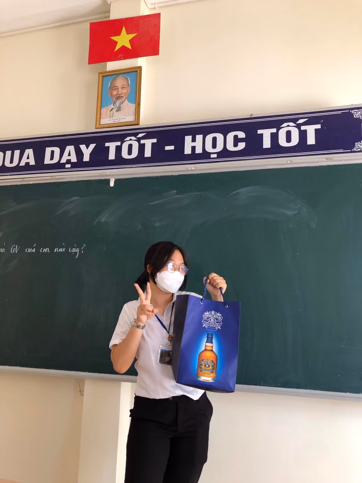 Mới đây, trong Group Trường Người Ta môtk nhóm học sinh đã chia sẻ những hình ảnh hài hước về ý tưởng hết sức "bá đạo", theo đó họ đã thay thế balo, cặp sách bằng các vật dụng đựng khác nhau.