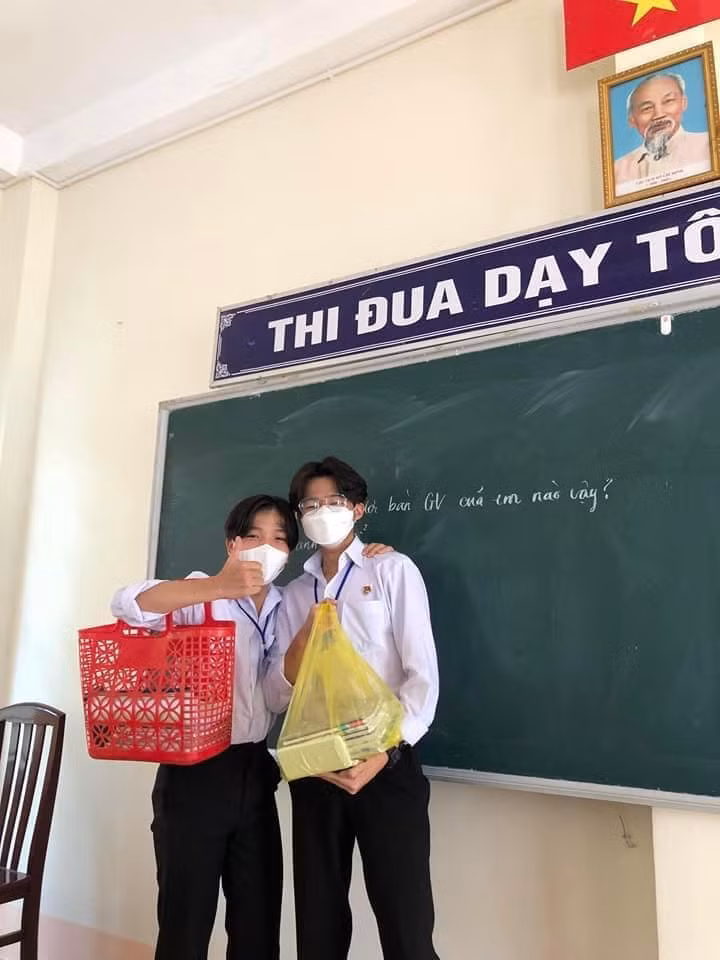 Hoc sinh lay loi mang sach vo bang cac vat dung cuc “ba dao“