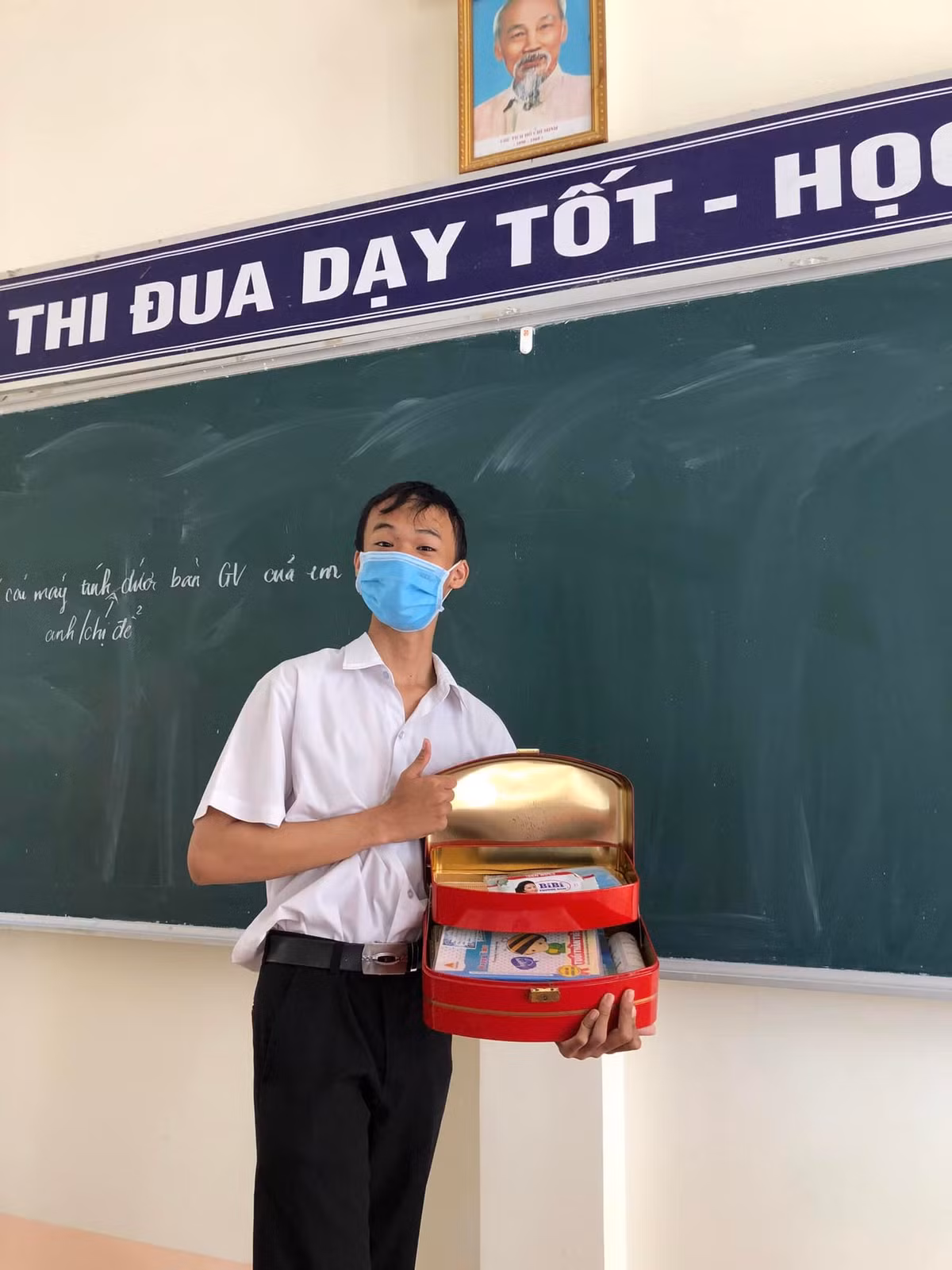 Thoạt nhìn tưởng các bạn đang chuẩn bị đi chợ mua đồ giúp mẹ, thế nhưng sự thật lại khiến nhiều người ngã ngửa khi họ thay thế chiếc balo để tới trường.