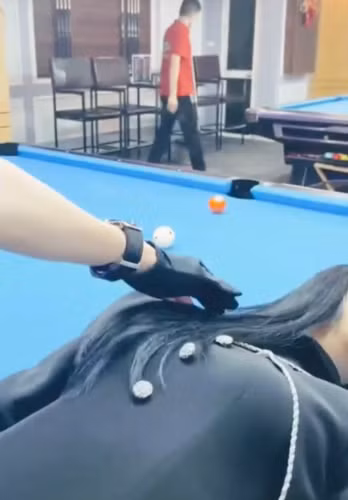 Đoạn máy quay zoom cận cảnh vào bộ phận nhạy cảm của TikToker này làm cư dân mạng không khỏi "nóng mắt".