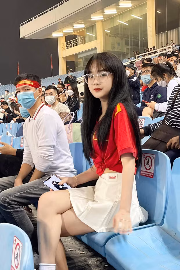 Hồi tháng 11 năm ngoái, Gấm Kami cùng bạn thân Quỳnh Alee "gây bão" sân vận động Mỹ Đình khi xuất hiện trên khán đài cổ vũ đội tuyển Việt Nam gặp tuyển Saudi Arabia. Tuy nhiên sau đó hình ảnh Gấm Kami không đeo khẩu trang chụp ảnh đã gây tranh cãi.
