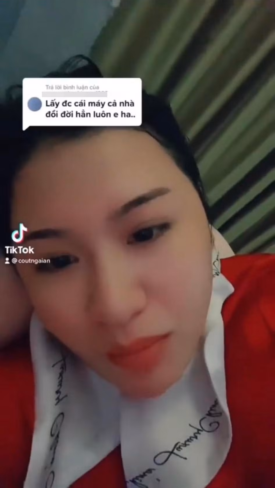 Cuối đoạn clip, bà xã của Lộc Fuho còn khẳng định thêm: "Khổ thật, từ lúc lấy chồng chưa đỡ được ba mẹ được cái gì mà còn mang tiếng nữa chứ".