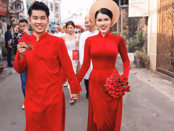 Tháng 3/2021, mạng xã hội được một phen xôn xao trước màn rước dâu “siêu khủng” với dàn siêu xe trị giá 50 tỷ tại Đồng Nai. Cô dâu trong đám cưới đó là Vòng Phối Phối (28 tuổi, Đồng Nai) – một huấn luyện viên yoga và mẫu ảnh nổi tiếng.