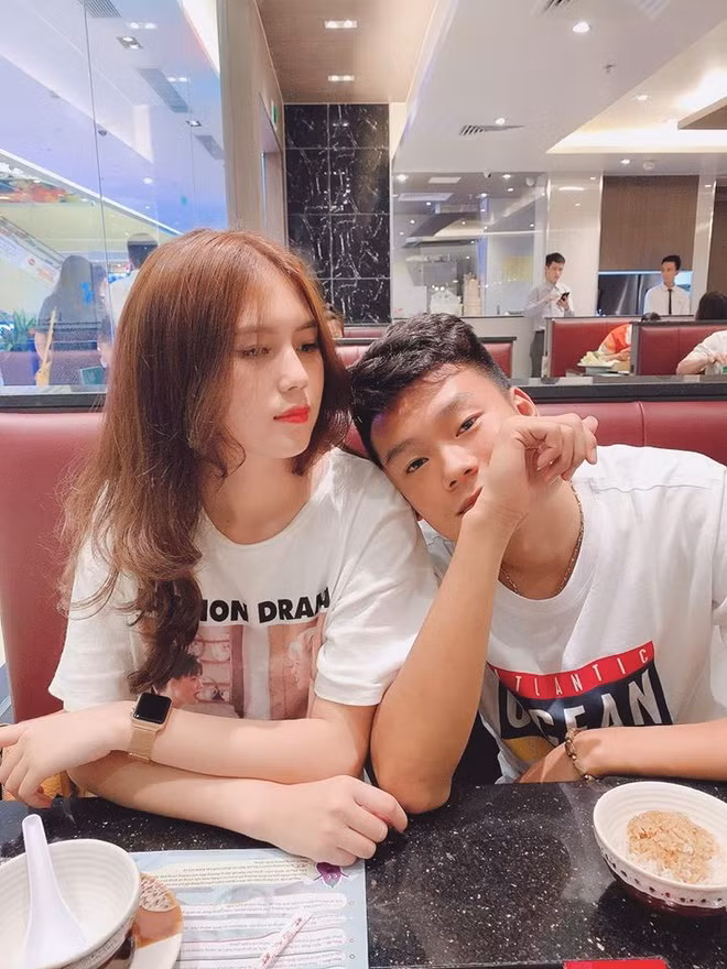 Cặp đôi này có nhiều năm gắn bó bên nhau, nổi tiếng bởi chuyện tình yêu ngọt ngào và lâu bền.