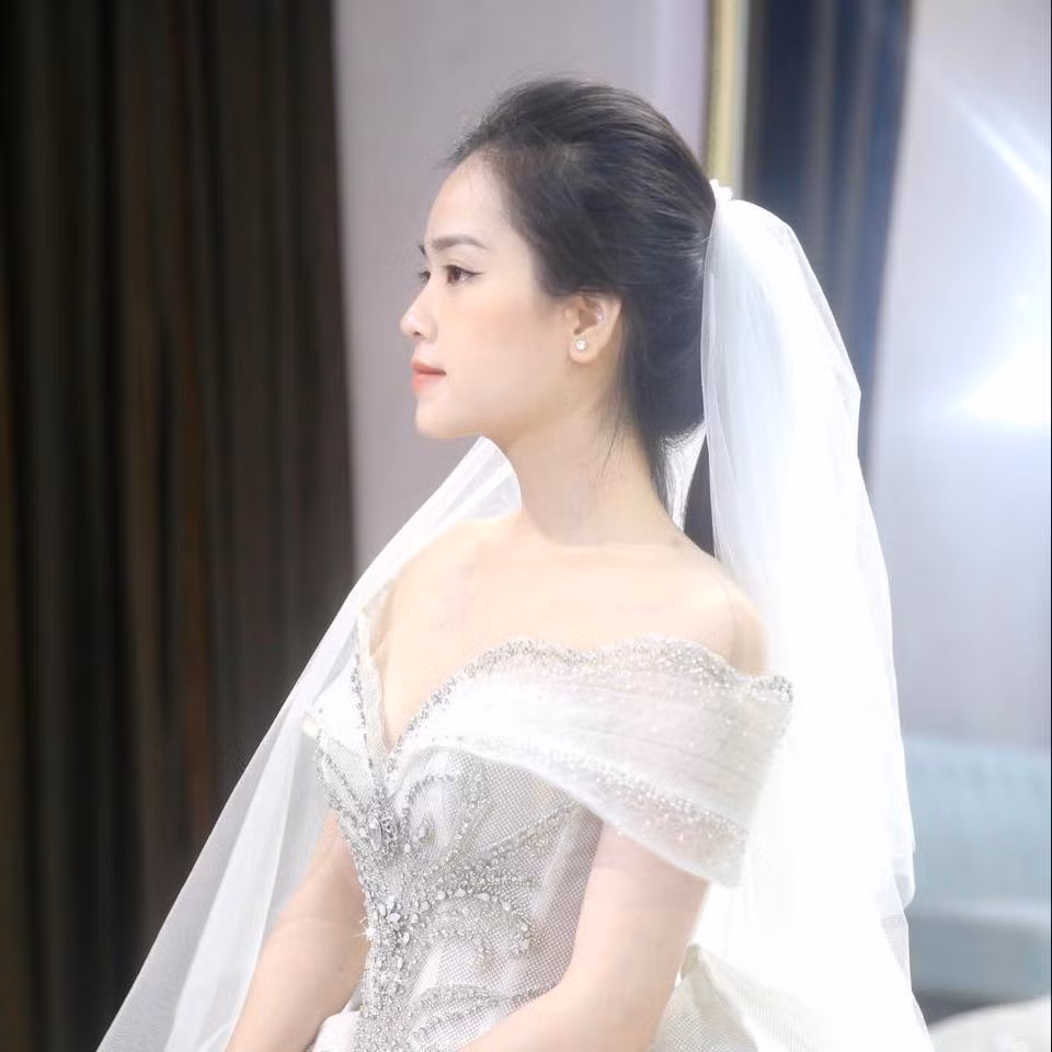 Trong khoảnh khắc này, "cô chủ tiệm nail" Huyền My diện váy cưới cô dâu xinh đẹp. Có vẻ cô và chồng sắp cưới là diễn viên Anh Tú đã dắt tay nhau đi chụp ảnh cưới để chuẩn bị hôn lễ sắp diễn ra.