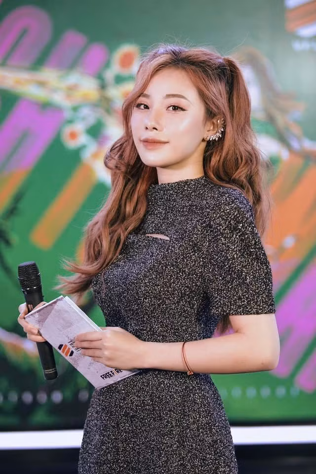 Lên đại học, MC Minh Anh đỗ Học viện Báo chí và Tuyên truyền với số điểm 22,4.