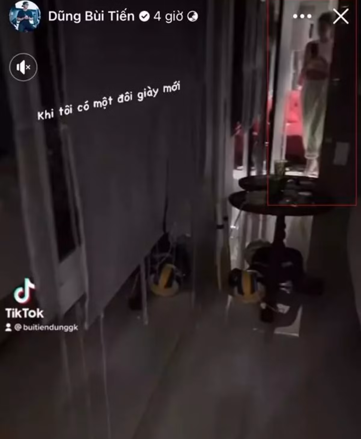 Ngoài ra, một chi tiết cũng đặc biệt gây chú ý trong clip, đó là bóng dáng một cô gái được cho là bạn gái Bùi Tiến Dũng phản chiếu từ chiếc gương trong phòng ngủ của chàng thủ môn. Khoảnh khắc này đã làm netizen chắc chắc hơn về thông tin cặp đôi đang sống chung.