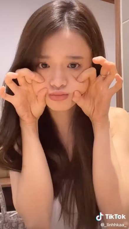 Trong clip đu trend TikTok "Khi anh bóp con bạch tuộc kêu", Linh Ka cũng nhận được "cơn mưa" lời khen từ cư dân mạng bởi nhan sắc và thần thái "đỉnh của chóp".