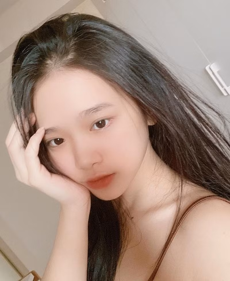 Cô nàng có vóc dáng nhỏ nhắn, gương mặt thanh tú đáng yêu và làn da mộc hoàn hảo.