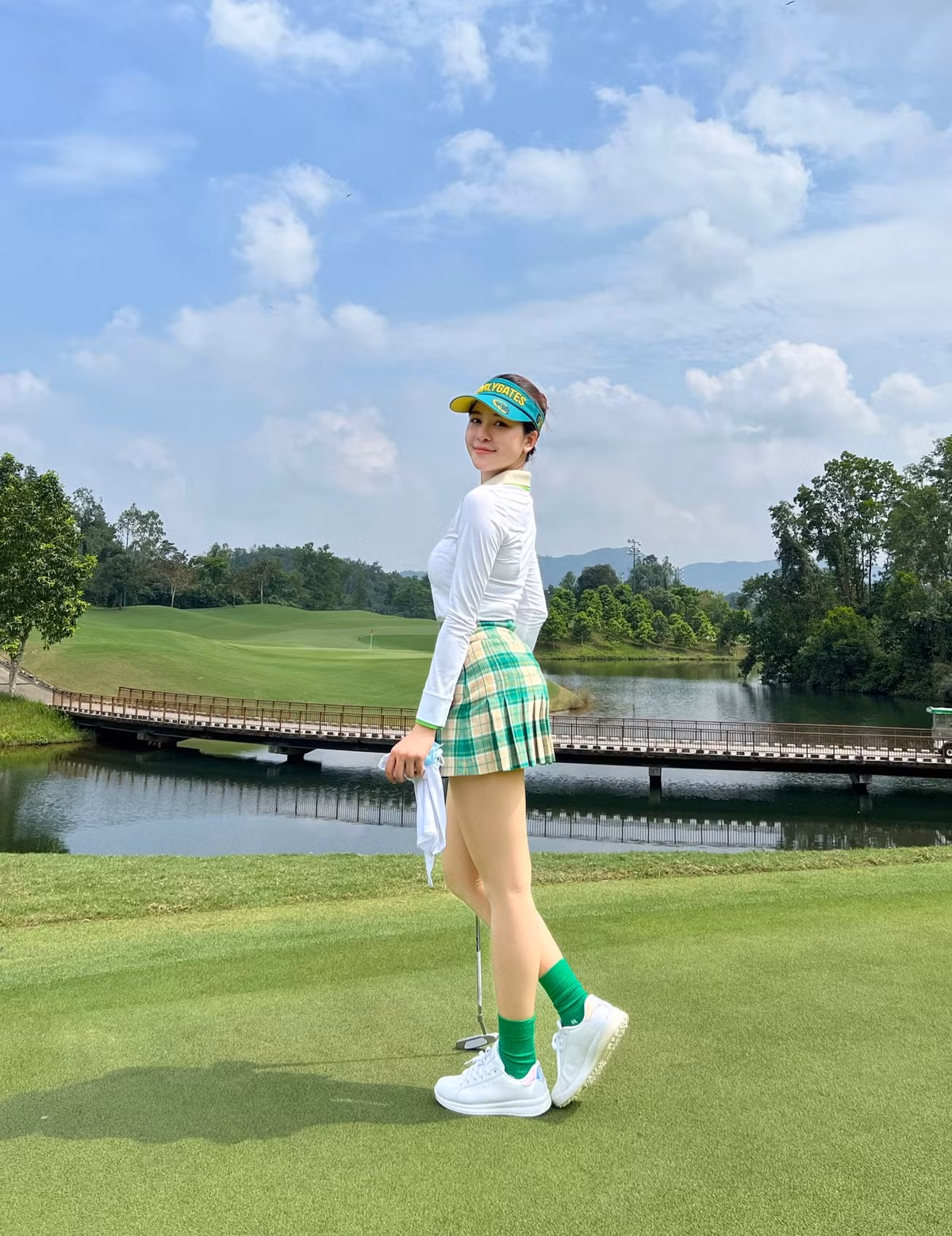 Sau đó, hot girl xứ Thanh tham gia Mảnh Ghép Tình Yêu và được kết đôi với streamer Pewpew. Nhưng chuyện tình bước ra từ show hẹn hò này không đi đến đâu.