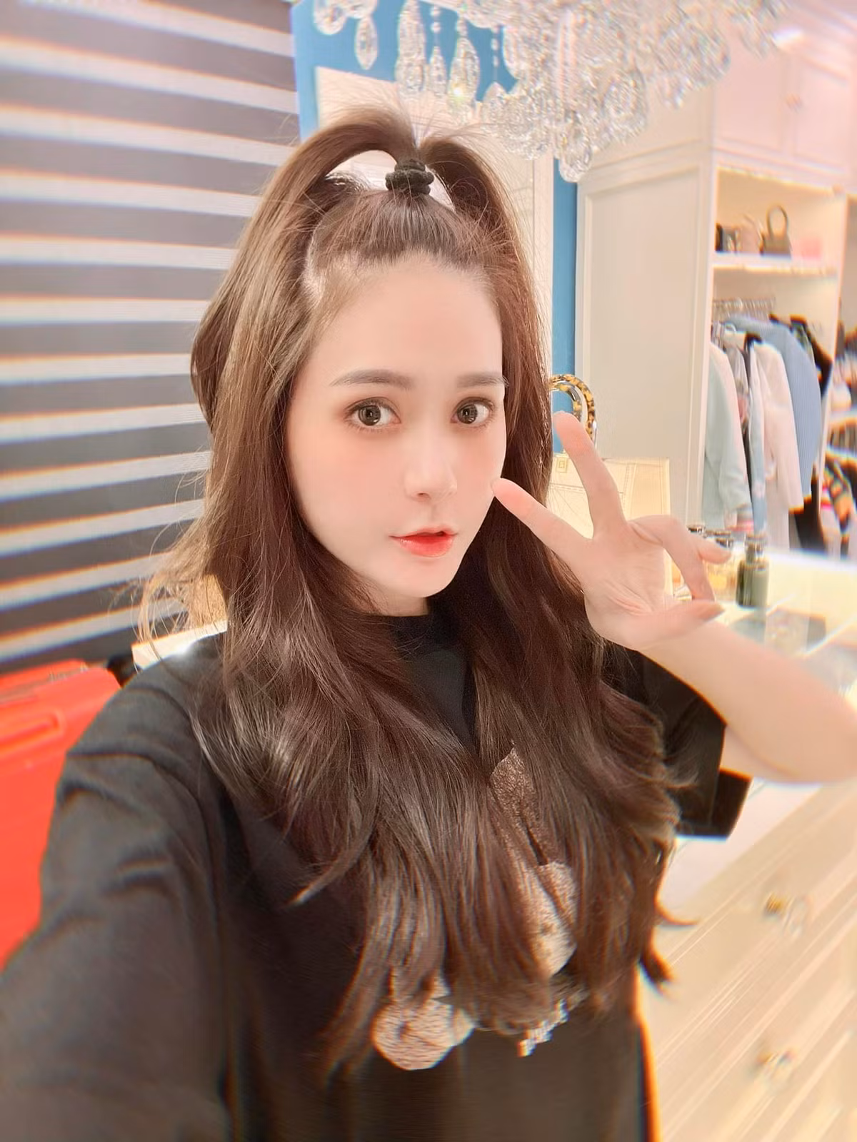 Cứ dăm bữa nửa tháng, Đoàn Di Băng lại đập hộp túi hiệu trăm triệu, đồng hồ tiền tỷ, kim cương "hột mít", xe sang đắt tiền…