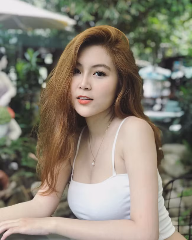 Hình ảnh xinh đẹp của hot TikToker Trần Nam Trân sau khi nổi tiếng từ danh xưng "cô giáo hot girl". Ảnh: FBNV, IGNV