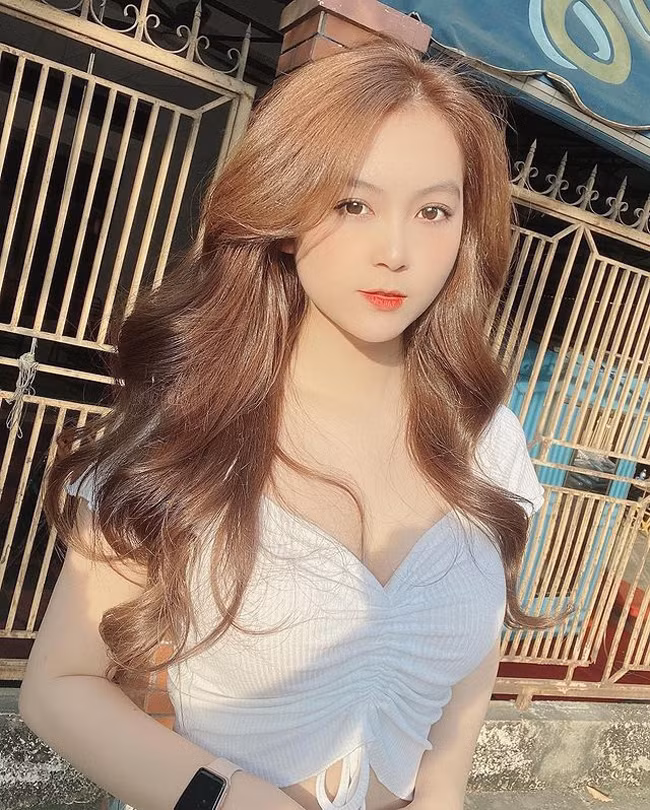 Cô biết ăn mặc phù hợp với môi trường và hoàn cảnh. Khi đến trường, lớp, cô vẫn giữ hình ảnh chỉn chu của một cô giáo tương lai.
