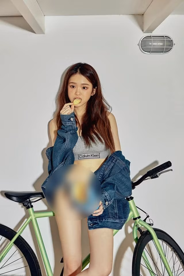 Những hình ảnh mới nhất của nàng hot girl 2k2 cho thấy vẻ ngoài trưởng thành, quyến rũ. Thậm chí nhiều người còn nhận thấy so với thời điểm mới nổi tiếng Linh Ka đang ngày một trưởng thành về mọi mặt.
