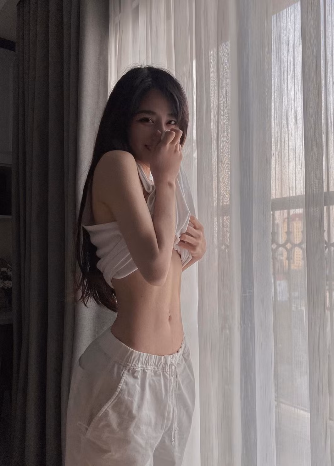 Với ngoại hình có sự đối lập “mặt học sinh nhưng thân hình phụ huynh ”, "hot girl phòng gym"Trần Bích Hạnh làm bao chàng trai phải điêu đứng.