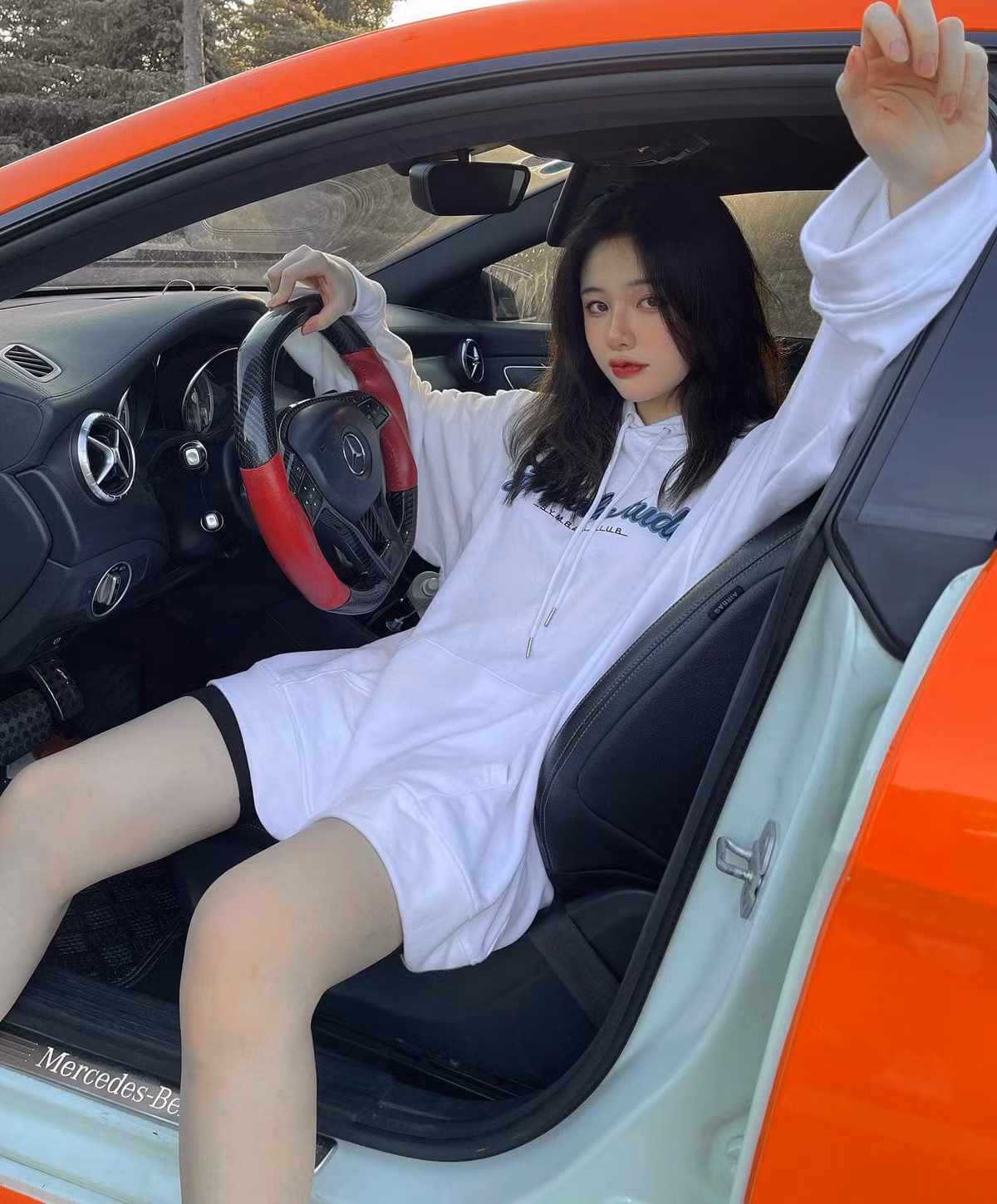 Đôi lúc hot girl RMIT diện trang phục cá tính, năng động cũng xinh đẹp không kém.