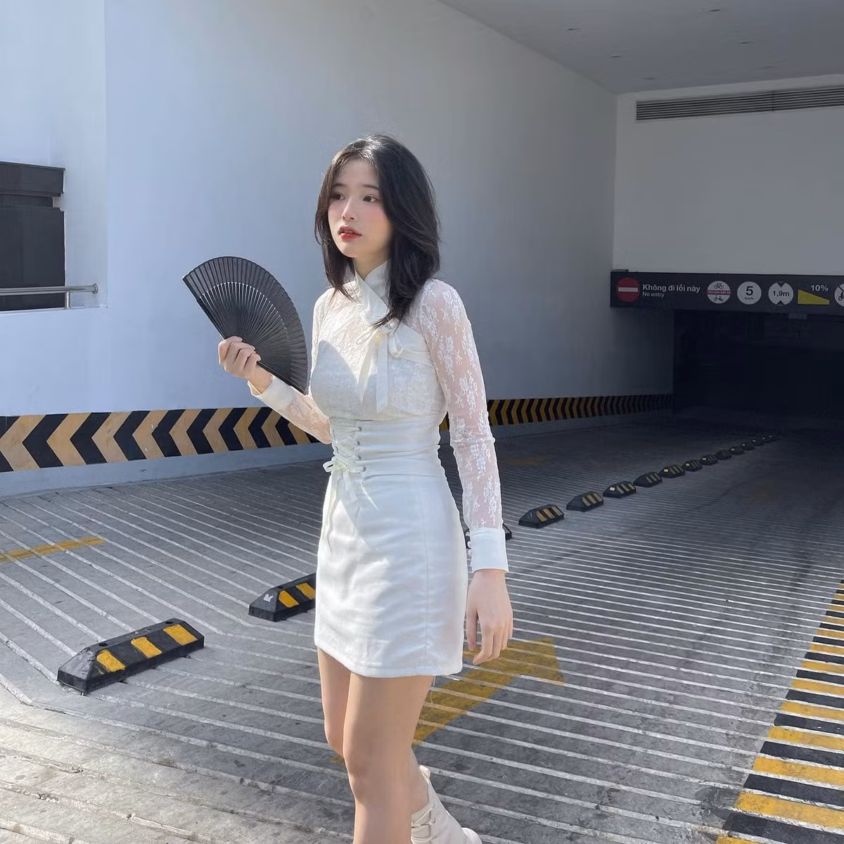Nhan sắc xinh đẹp, vóc dáng cao ráo của cô gái sinh năm 2001 nhận được nhiều lời khen.