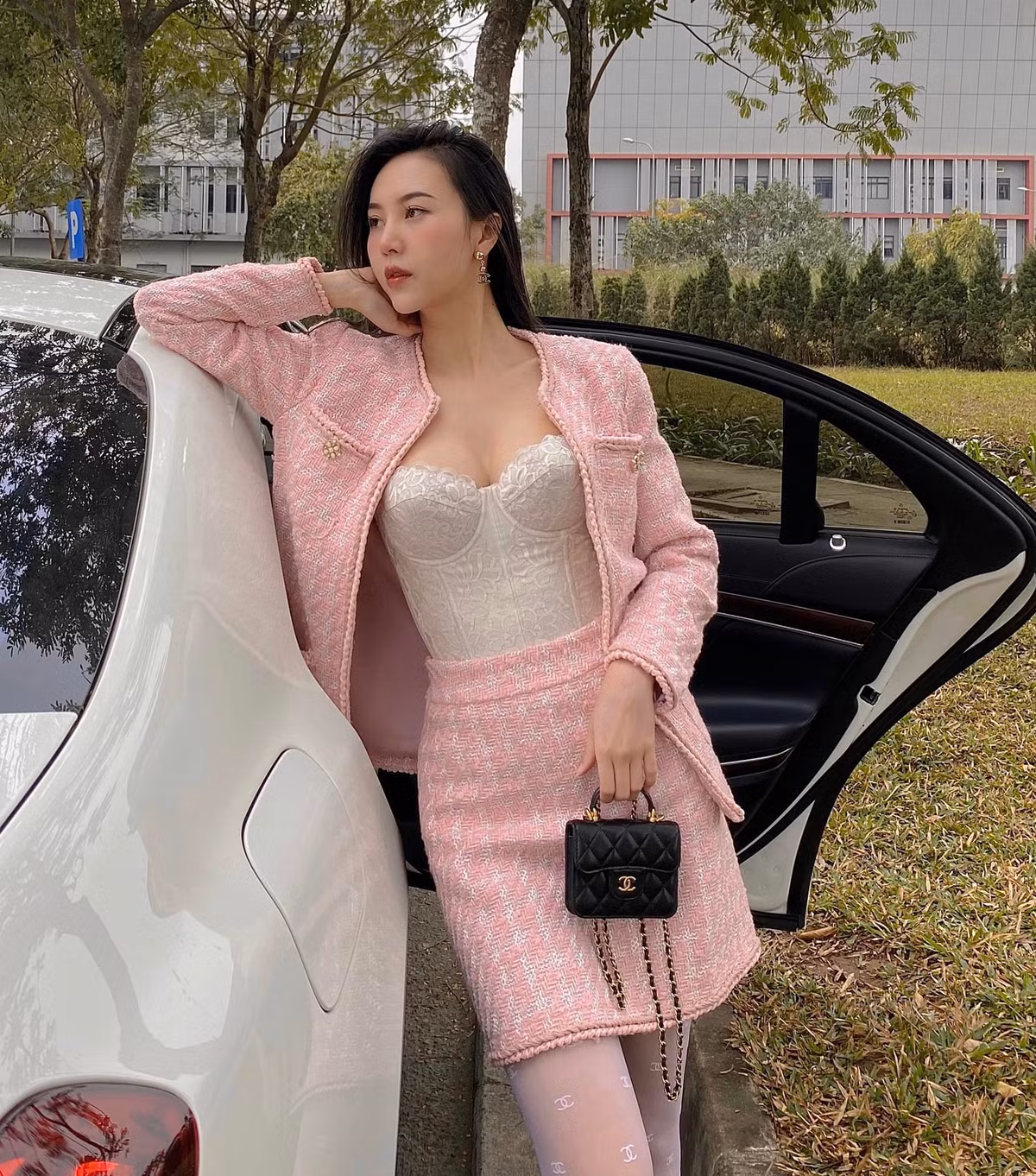 Cô nàng còn từng được gọi "hoa khôi ngành hàng không" nhờ sở hữu thân hình gợi cảm nhất kể cả khi rời bộ đồng phục bay.