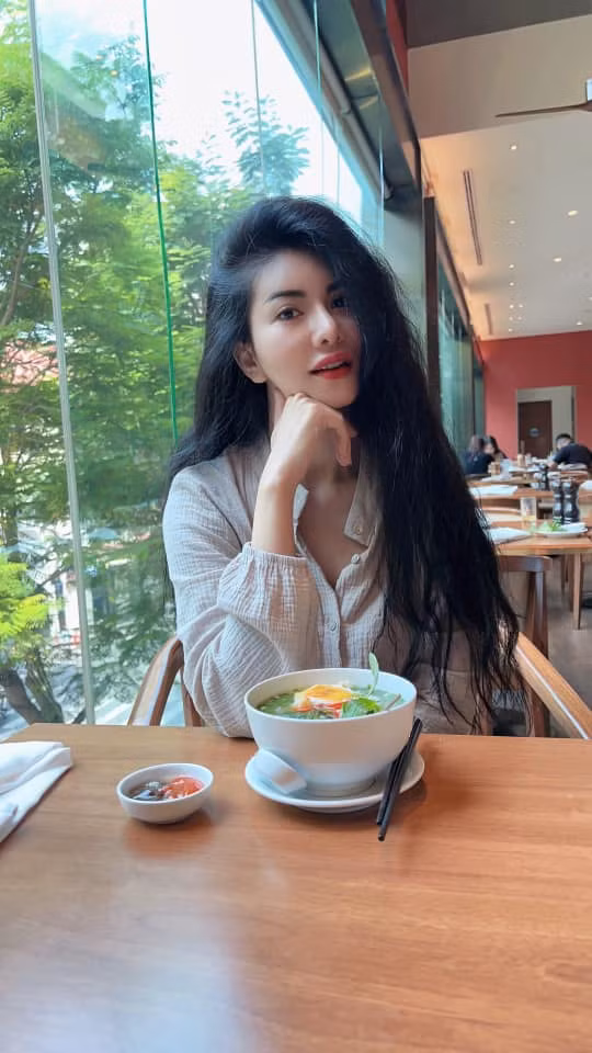 Ít ai biết, Loan Vương đã từng đổ vỡ hôn nhân, một lần sinh nở và gặp nhiều khó khăn khi tăng tới 27kg, bị trầm cảm sau sinh.