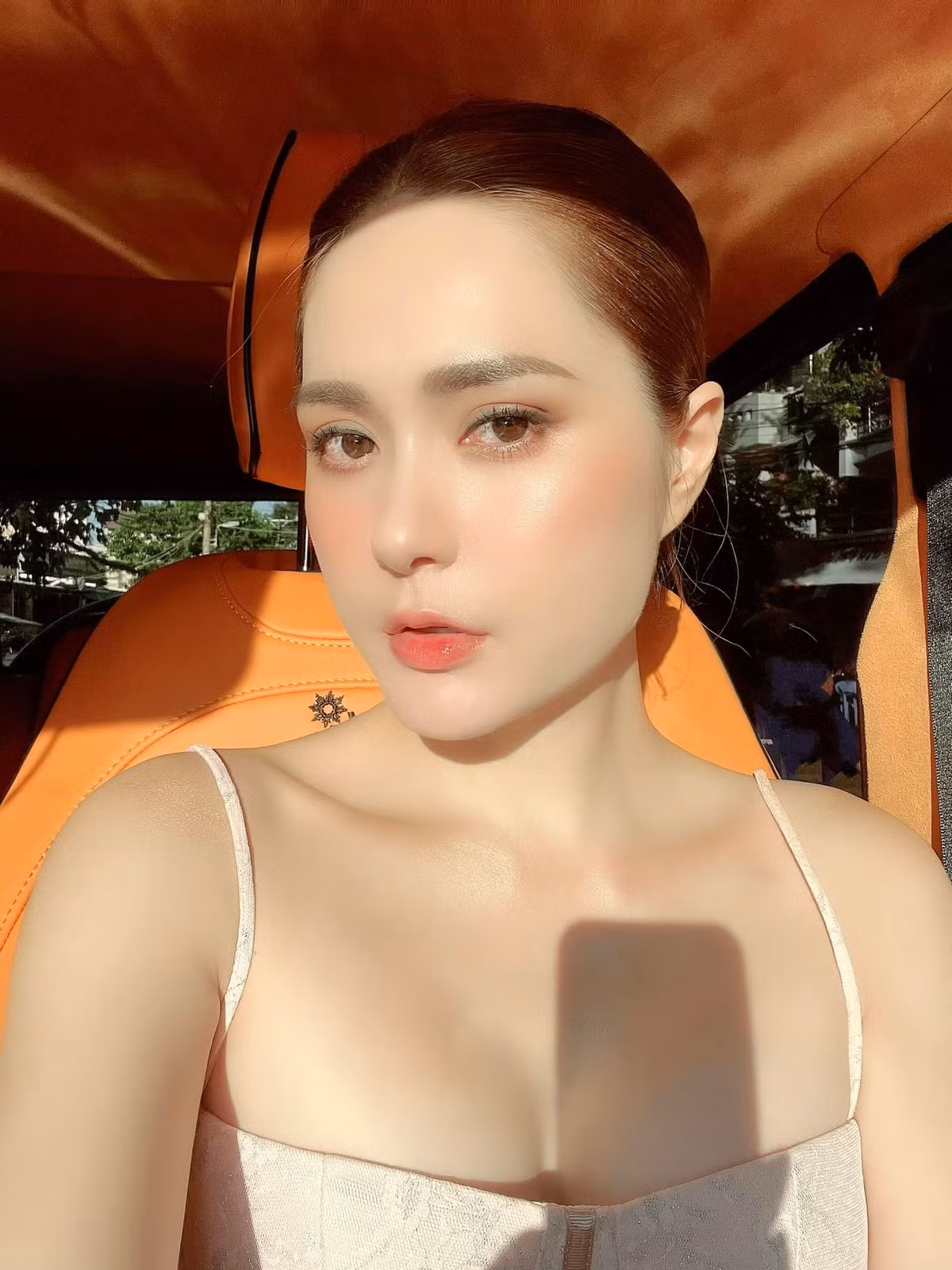 Nhưng trước khi bán căn biệt thự có giá 22 tỷ, doanh nhân Quốc Vũ đã làm 1 điều nhỏ nhưng vô cùng ý nghĩa để xua đi nỗi sợ rắn của vợ. Cụ thể, "ông chồng của năm" đã đi mua cây sả và buộc khắp nhà để đuổi loài bò sát.