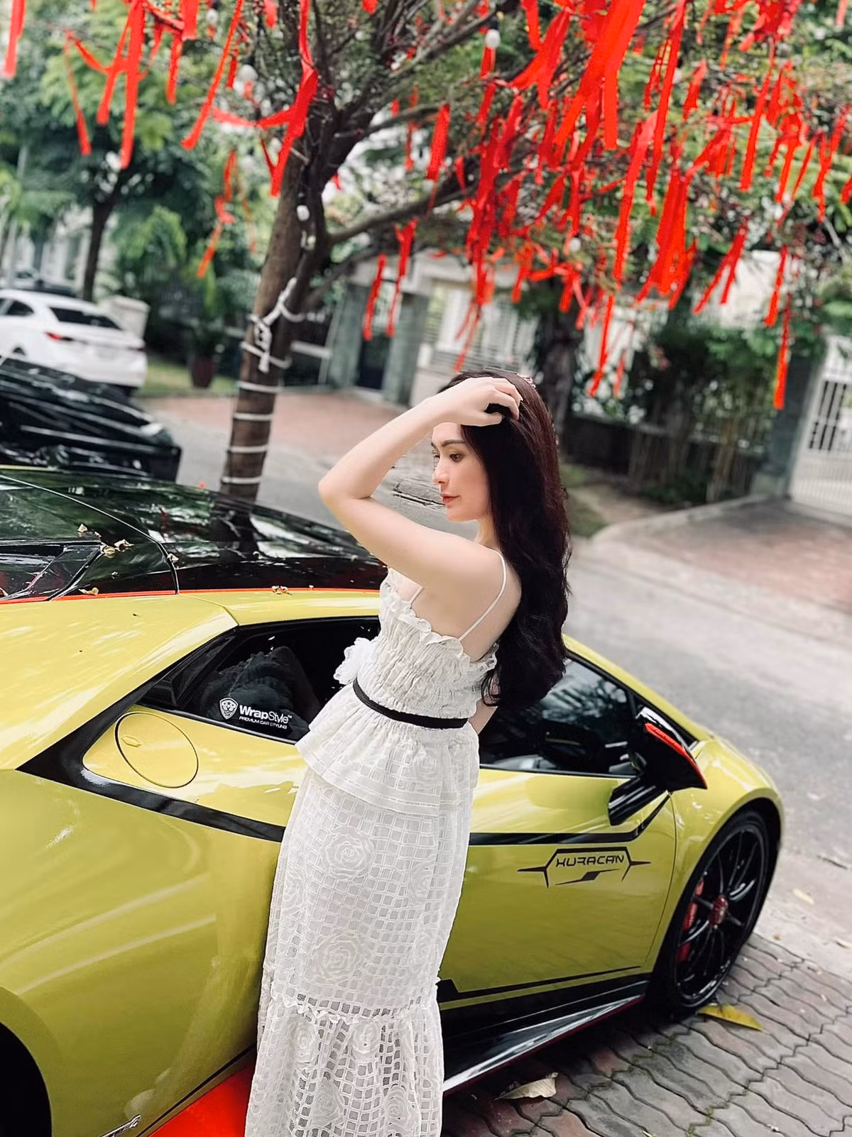 Không những thể hiện bằng những sự kiện lớn, nhìn từng hành động nhỏ nhặt của Nguyễn Quốc Vũ cũng đủ hiểu anh chiều chuộng vợ như thế nào.